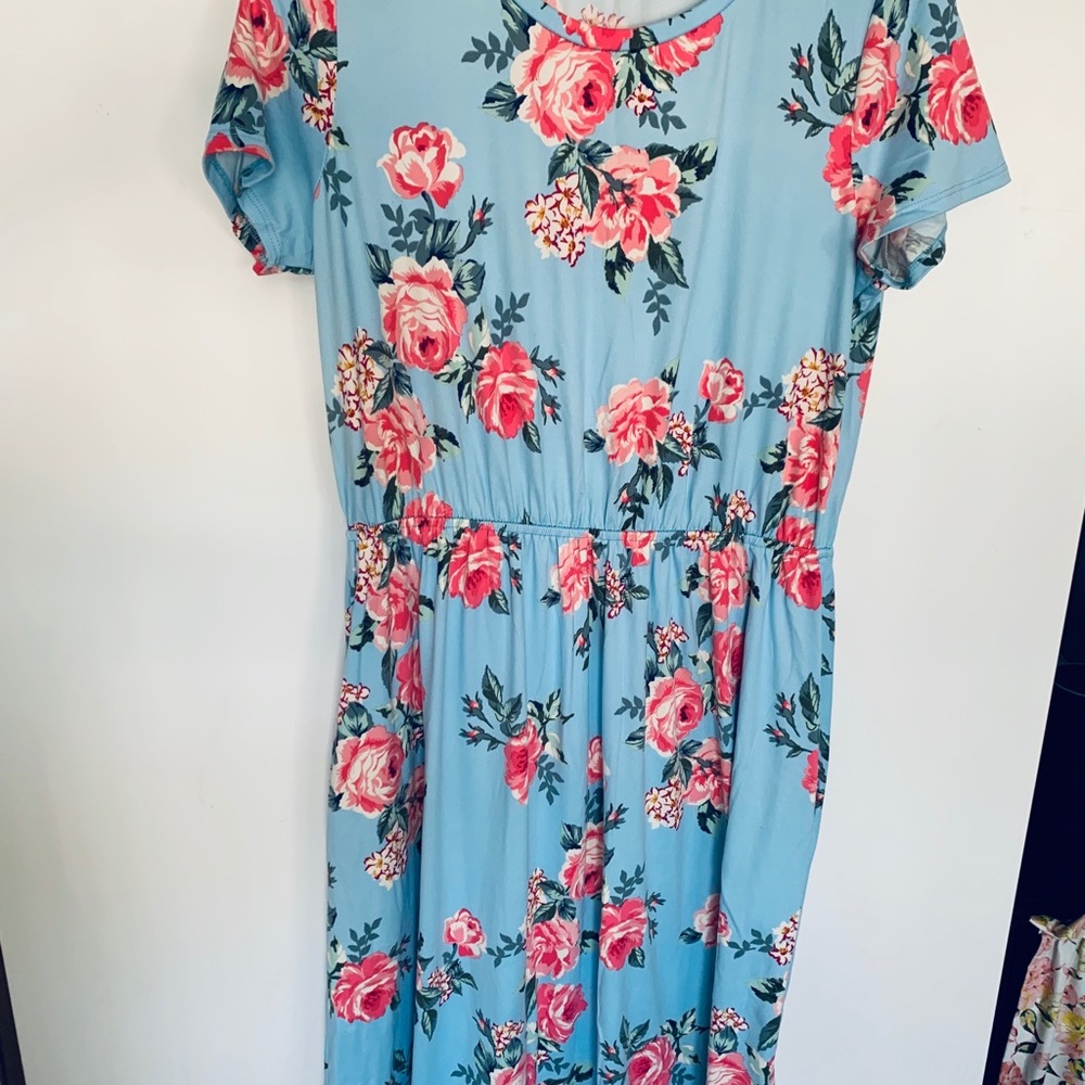 Blue dress with pink flowers - Picture 2 of 4